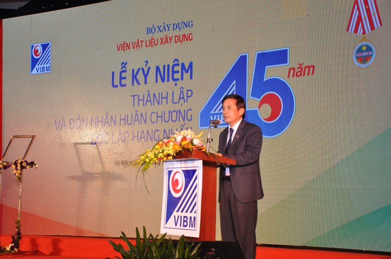 GS.TS. Lương Đức Long – Bí thư Đảng ủy, Viện trưởng Viện VLXD đọc diễn văn ôn lại chặng đường xây dựng và phát triển Viện trong 45 năm qua.