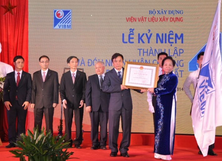 Giáo sư Nguyễn Thị Doan - Ủy viên BCH Trung ương Đảng, Phó Chủ tịch nước CHXHCN Việt Nam trao Huân chương lao động hạng Nhất cho Viện VLXD.