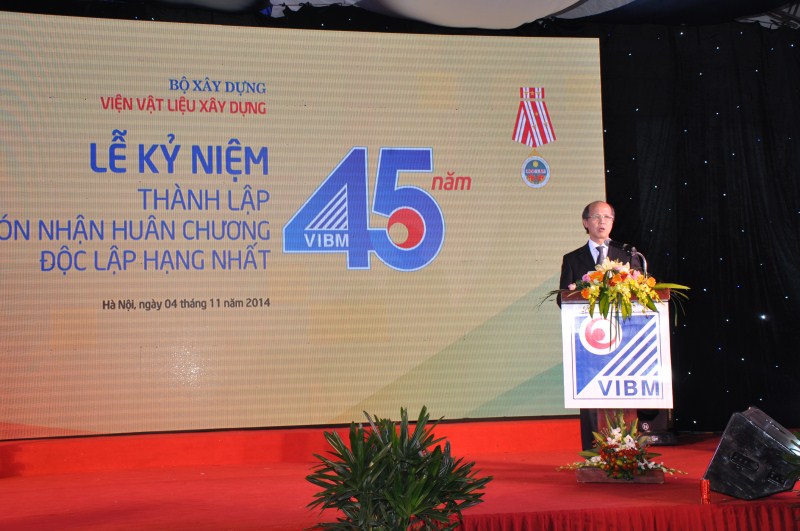 Phát biểu tại buổi lễ, ông Nguyễn Trần Nam - Ủy viên Ban Cán sự Đảng, Thứ trưởng Bộ Xây dựng gửi lời chúc mừng tới toàn thể CBVC Viện VLXD. 