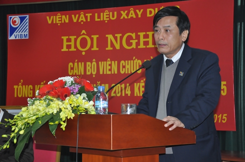 Thay mặt CBVC Viện VLXD, Viện trưởng Lương Đức Long đã báo cáo tình hình thực hiện nhiệm vụ năm 2014 và kế hoạch triển khai công tác của năm 2015.