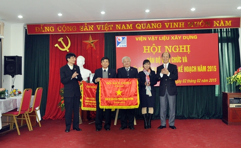 Ông Nguyễn Trần Nam - Thứ trưởng Bộ Xây dựng trao Cờ thi đua của Bộ Xây dựng
